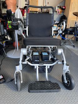 Compact electric wheelchair
