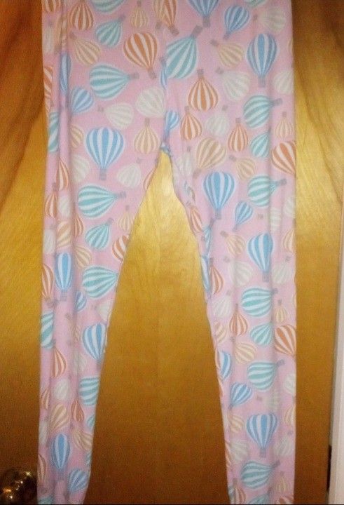 Really Cute Ladies Lularoe Tall And Curvy Leggings