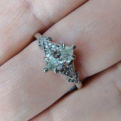 18K White Gold Diamond Engagement Ring
