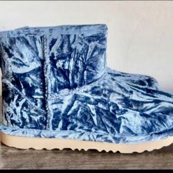 Brand New Uggs  Size  4  Big Kids /6  Woman