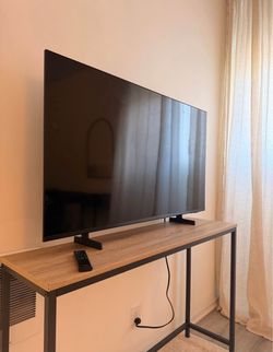 Samsung 2025 Smart TV with TV mount - 43”