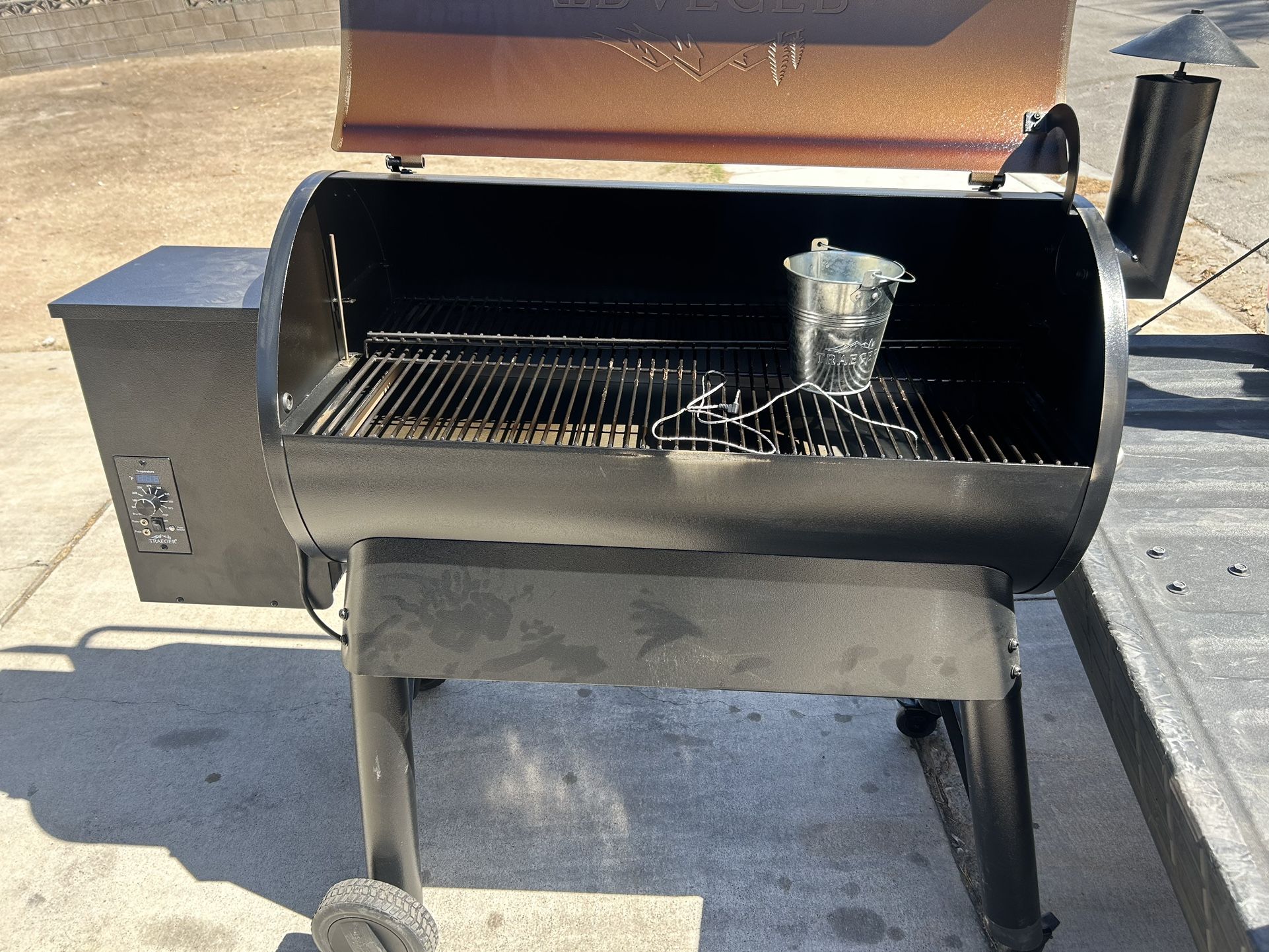 Traeger LIKE NEW VERY CLEAN JUST THE LEG IS DAMAGE
