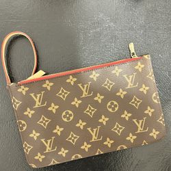 Wristlet pouch