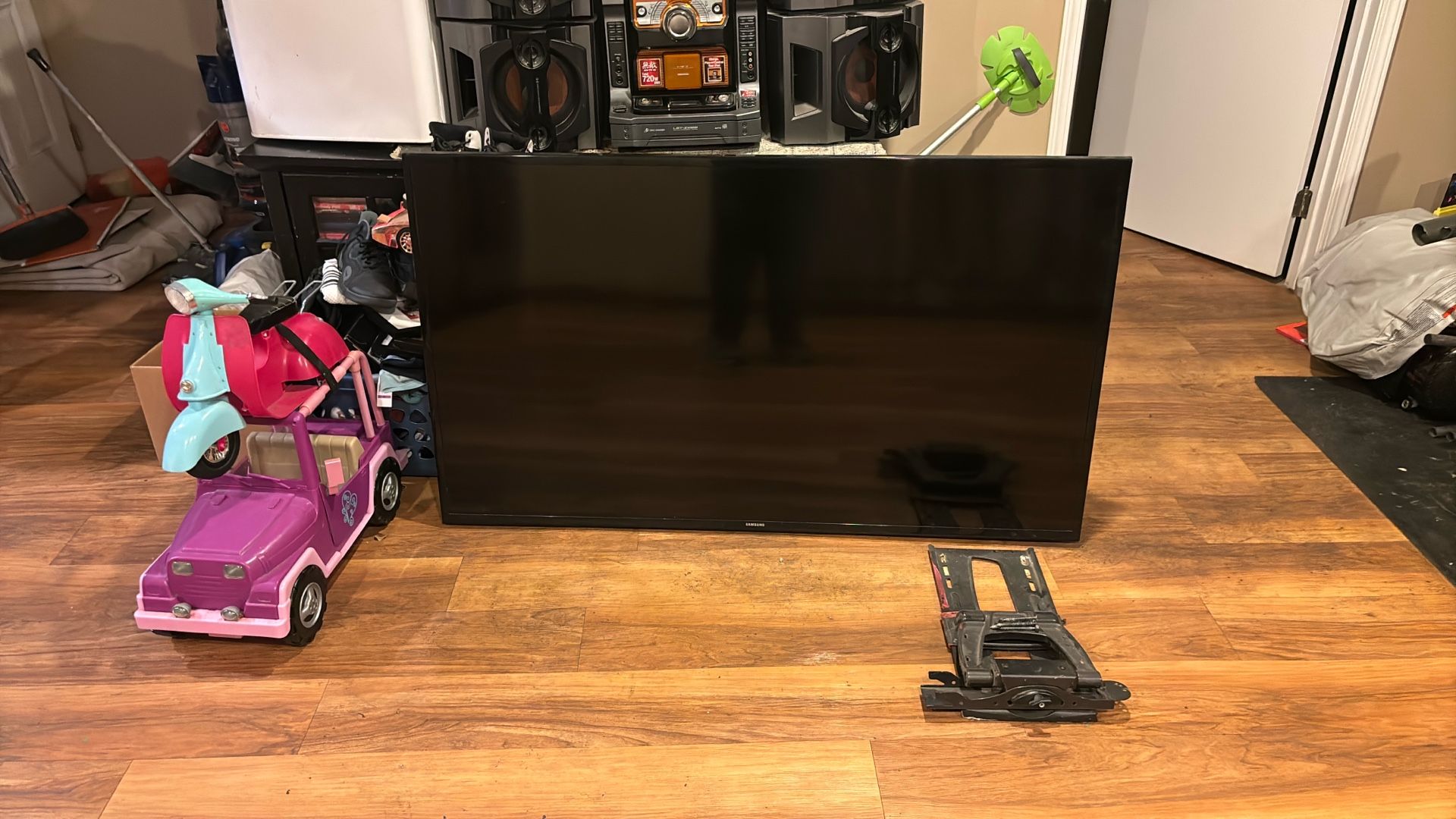 Samsung TV and Wall Mount