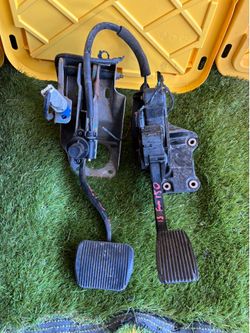 2013 Ford F-150 Gas and Brake Pedal