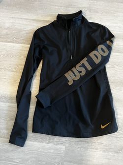 NIKE -Dry Fit Pullover  - Gold Lifted Lettering 