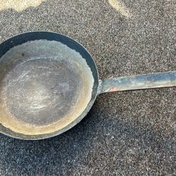 ANTIQUE frying Pan Ñ Monroeville 