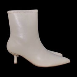 Women’s Faux Leather Cream Eggshell White Heeled Boots, 8.5 / Botas De Tacón Blanco Piel Sintética Talla 8.5
