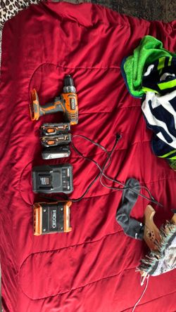 RIDGID TOOLS. Drill, radio, charger x3 2 amp batteries
