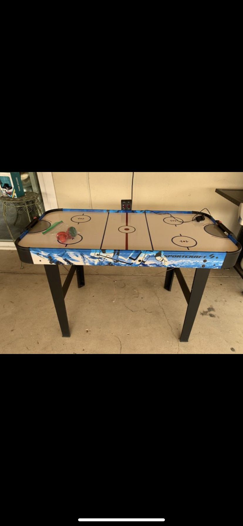 Air hockey table