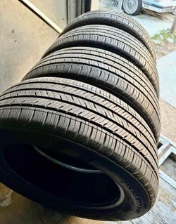 215 55 17 KUMHO Vendo este Seth de llantas con 80% de vida las 4