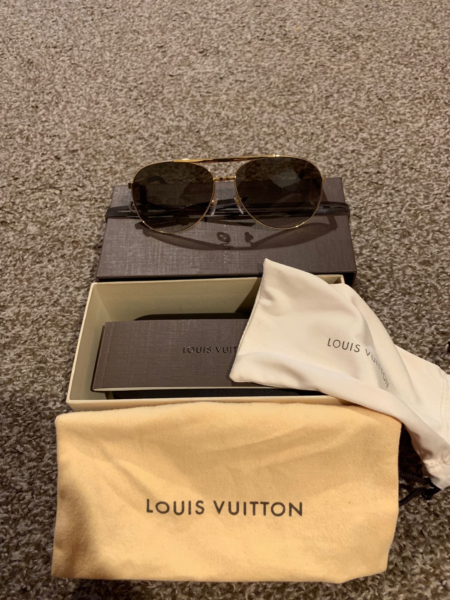 Louis Vuitton sunglasses attitude pilot