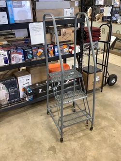 Step Ladder w/ 4 Swivel Casters