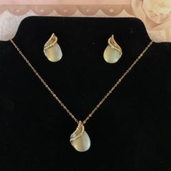 Elegant Cat’s Eye Necklace & Earrings Set 