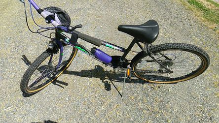 Huffy Thunder Ridge adult mountain bike with water bottle and storage bag 18 speed