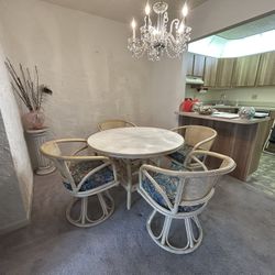 Expandable Round Table W 4 Chairs - Free