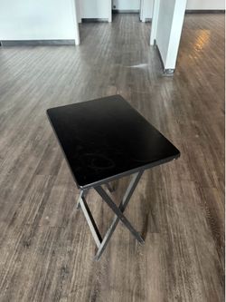 Foldable coffee table