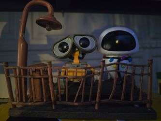 Disney pop figure wall e and Eva