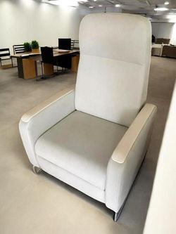 High-Back Healthcare Patient Recliner with Metal Base – $1,000 📦 Florida