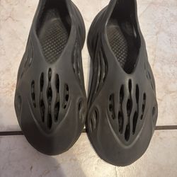 ADIDAS FOAM RUNNER SIZE 10 us