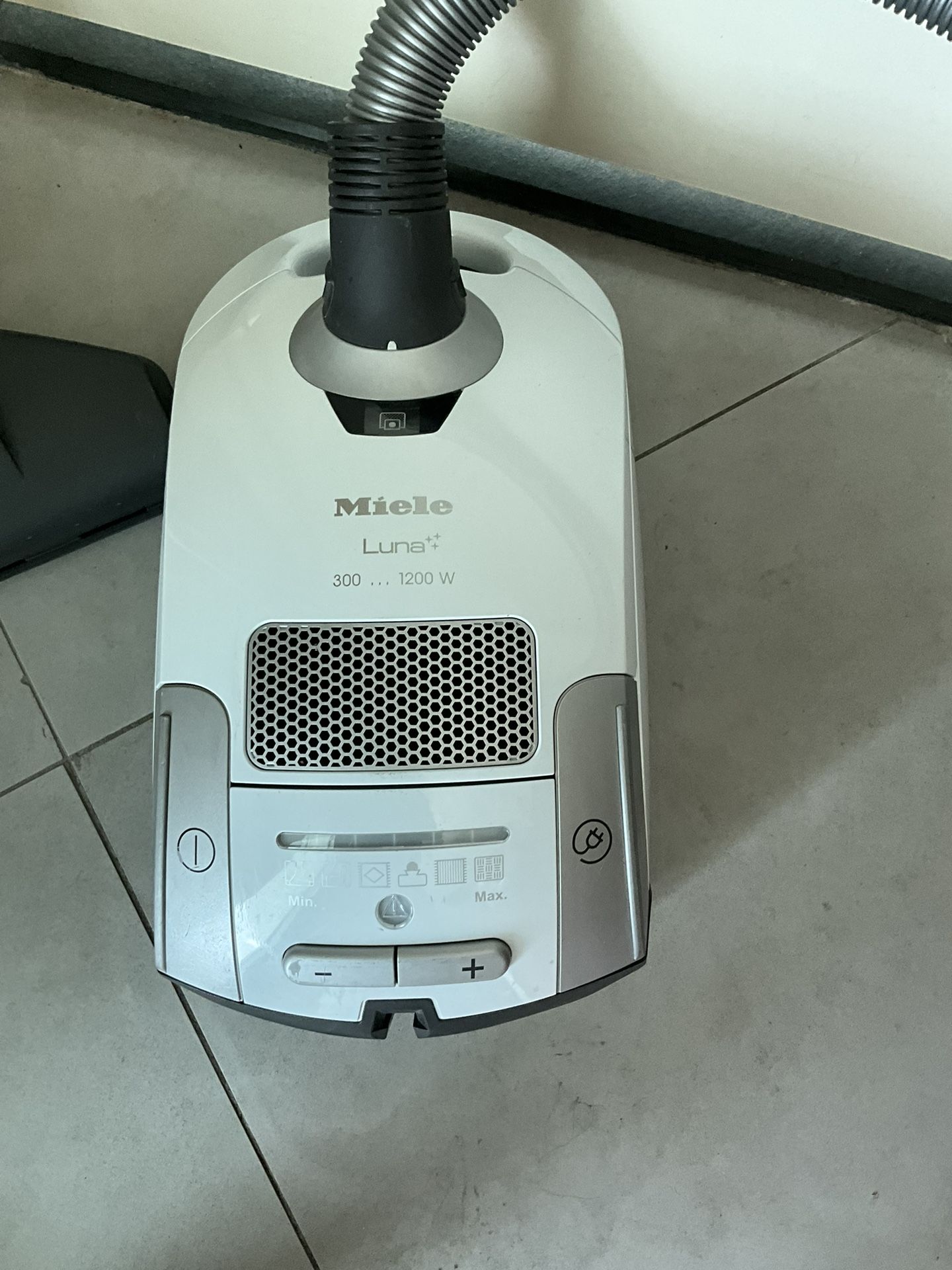 Miele S4580 Luna Cannister HEPA Vacuum Cleaner With New Bags. Excellent Condition.