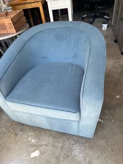 Swivel accent chair