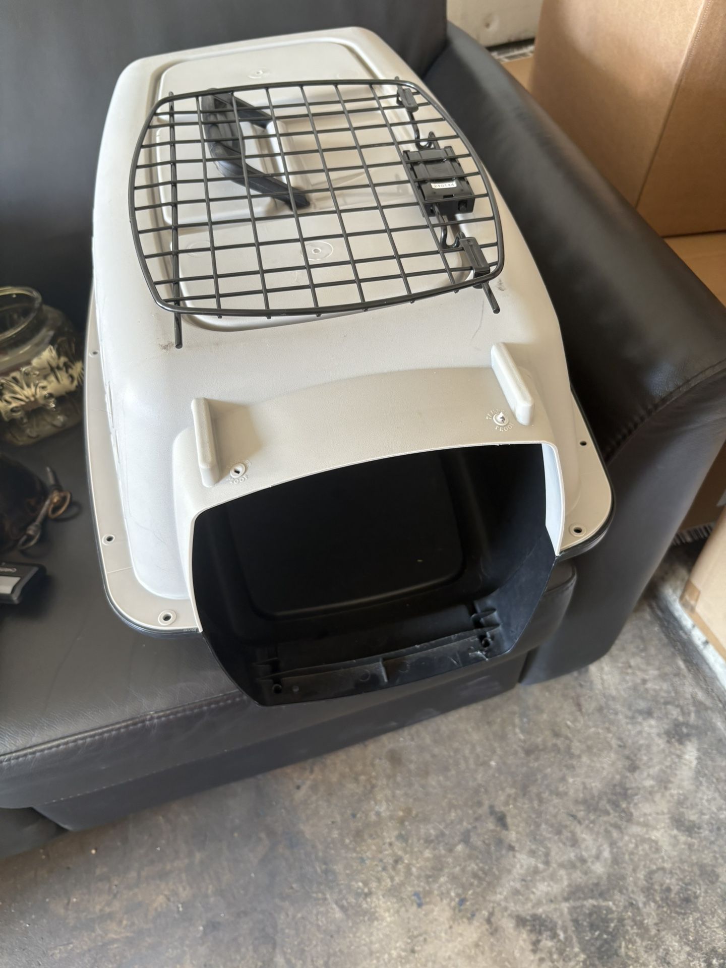Pet Carrier for Small Dog or Cat – (missing screws) 💕