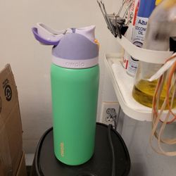 Pre loved Owala water bottle 32oz
