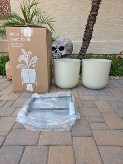 Veradek Kona Medium Sand Plastic Round Planter with Black Stand and Drainage Holes (15 in. L x 15 in. W x 18.5 in. H) (2-Pack)