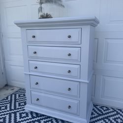 Beautiful solid wood pale gray Broyhill 5 dresser. Free delivery