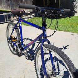 Scott mountain bike with 21SPEEDS TIRE SIZE 26"READY TO RIDE AWESOME CONDITION