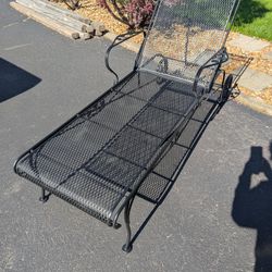 Vintage Woodard Wrought Iron Chaise Lounge (Meet Up is in Darien)