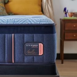 Mattresss Stearns and Foster lux hybrid médium and plush queen size