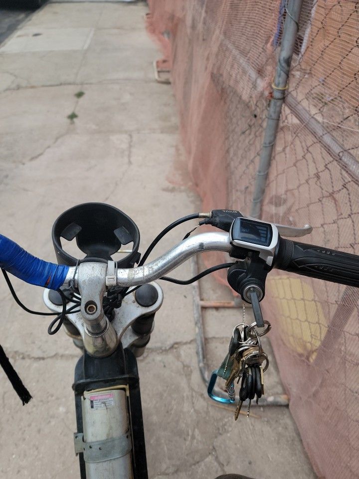 La Bicicleta Tiene Una Batería Y Le Cambie El Haciendo 600 Dolares Precio Negociable