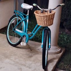 26"×19" Almost New Cruiser Bike With Basket & Carrier 