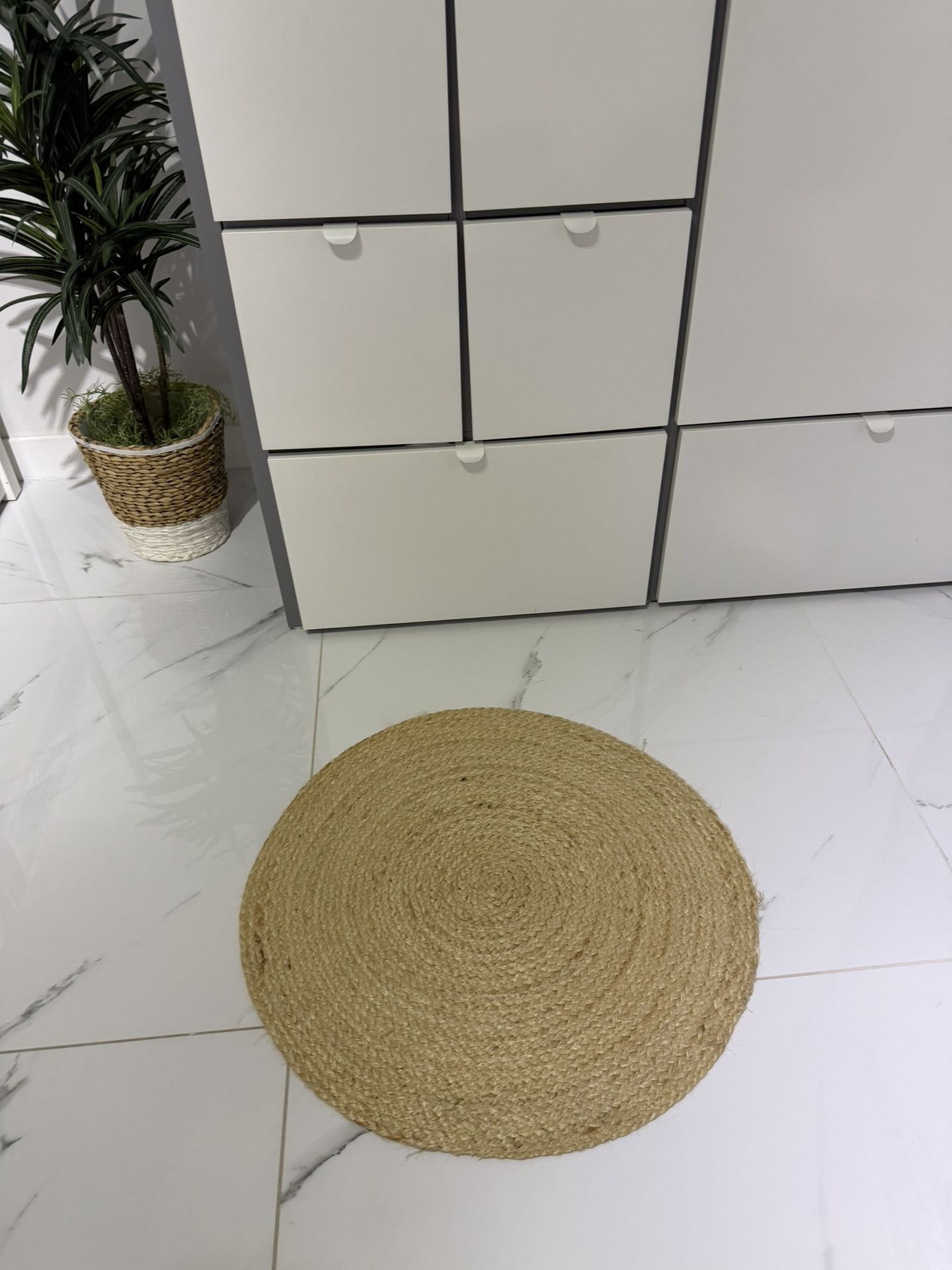 1 Round Rug 2”x2”/1 Alfombra Redonda 2”x2”