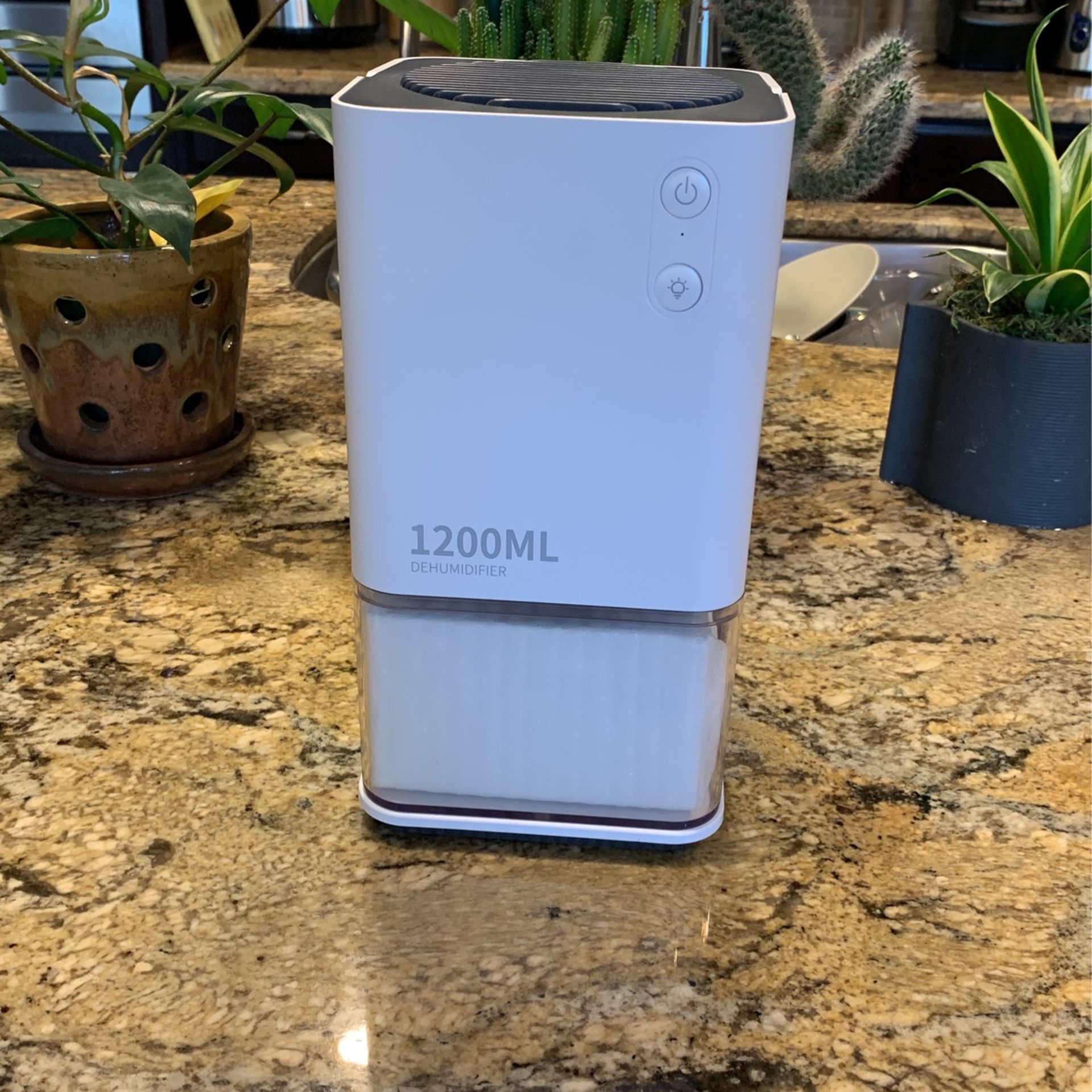 Dehumidifiers,40 OZ Small Dehumidifiers for Home up to 5-30 sq m,Portable Quiet Mini Dehumidifier with Auto Shut Off and a Easy Clean Washable Filter
