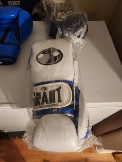 14 Oz Gold Reyes Boxing  Gloves With FREE HAND WRAPS INCLUDED