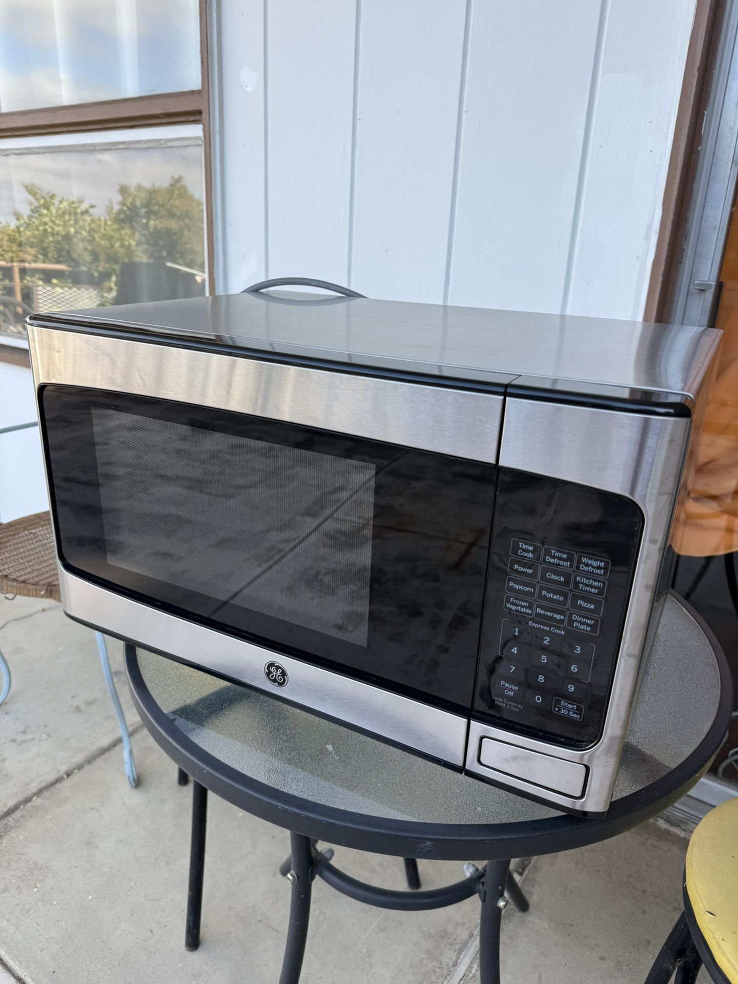 GE® 1.1 CU. FT. CAPACITY COUNTERTOP MICROWAVE OVEN