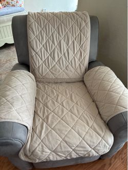 Recliner cover with side pockets