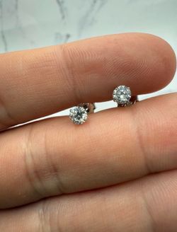 VVS1 Stud Earrings🔥