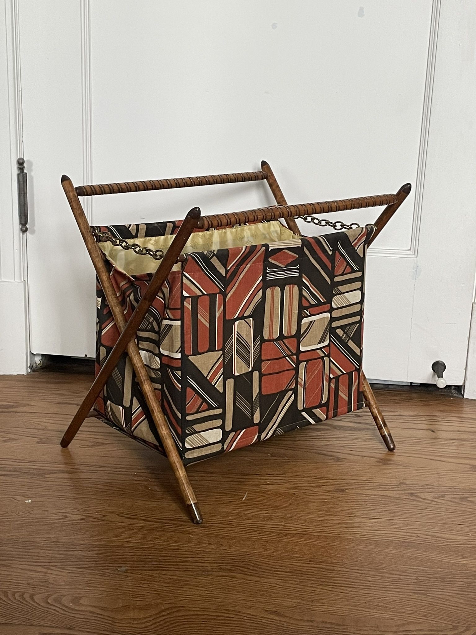 😎 Super groovy Mid Century Knitting Basket