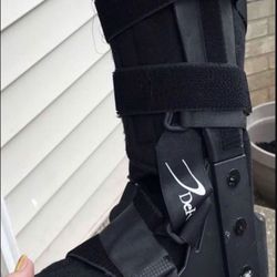 Orthopedic boot  (Right leg)   Size Small 