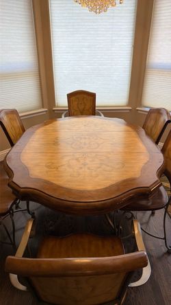 Beautiful solid wood dining table - expandable/extendable