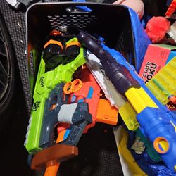 Nerf Gun Lit Including 6 Guns And A Box Of Bullets