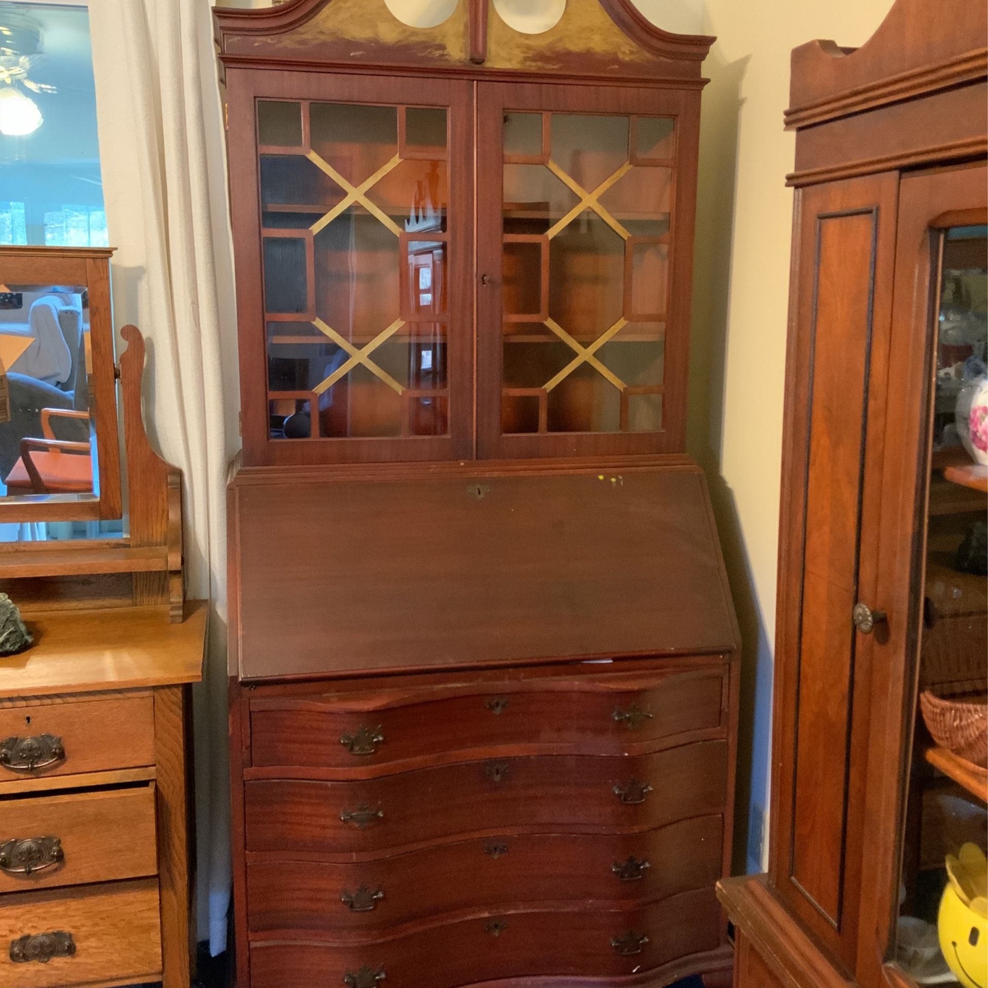 Free Desk / Cabinet