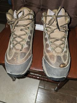 Sketchers women work boots steel toe, slip resistant. size 9 color: brown, Lace up. 

Pickup East side El Paso by Lee Trevino and Pelicano 

Botas 