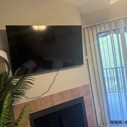 Hisense 55” TV – Cracked Screen – Audio Works (For Parts)