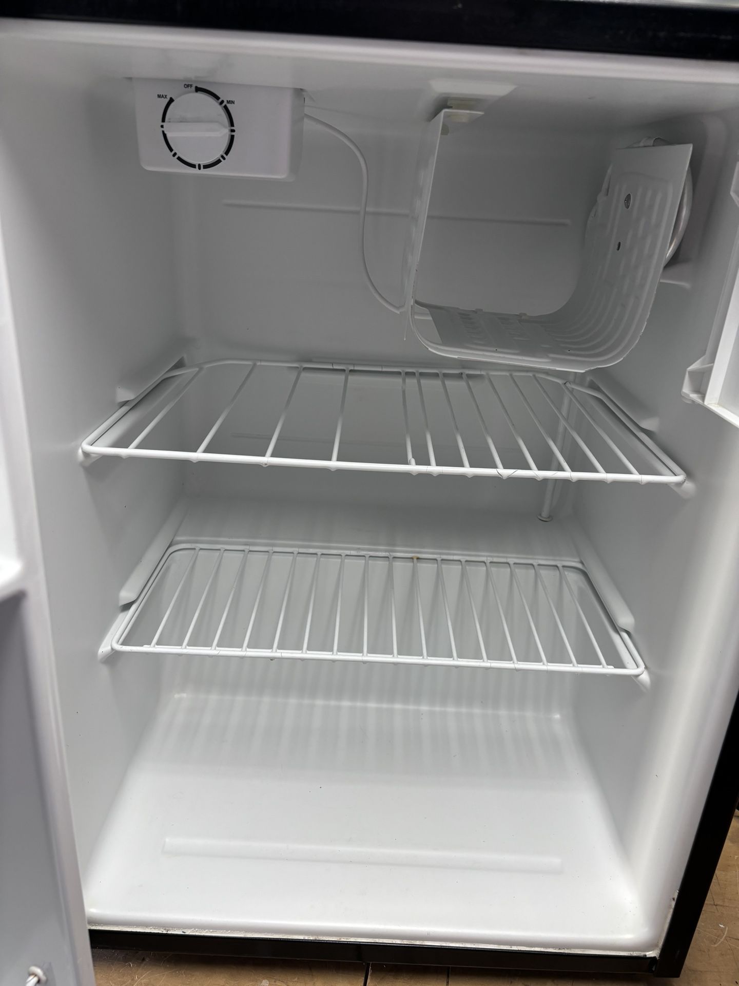 2.5 Cubic Foot Mini Fridge / Refrigerator - Freezer Compartment