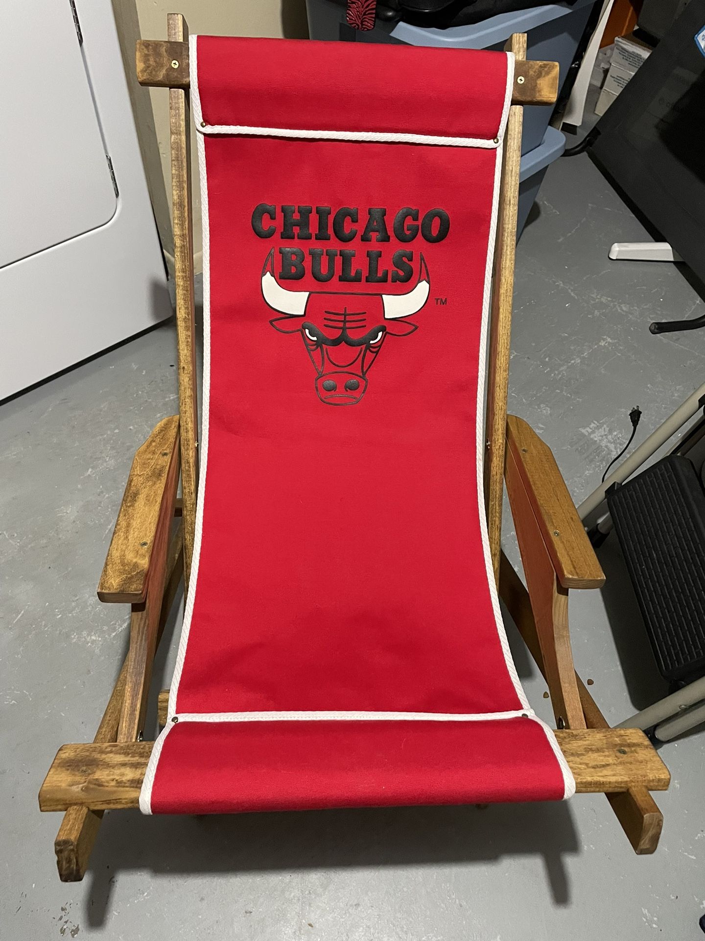 CHICAGO BULLS VINTAGE 1980s WOODEN CANVAS ROCKER CHAIR RARE